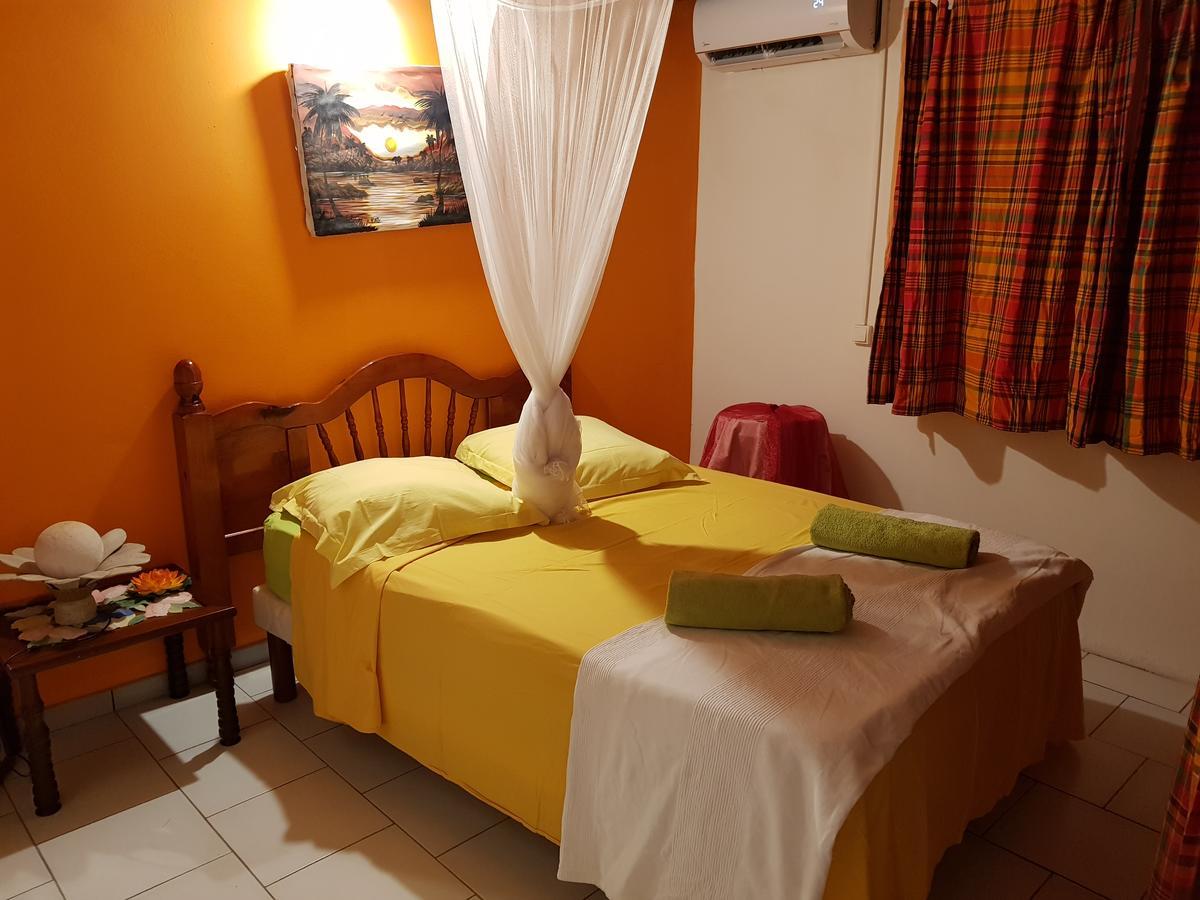 Bel Appartement - Proche Des Plages De Sainte Anne Екстериор снимка